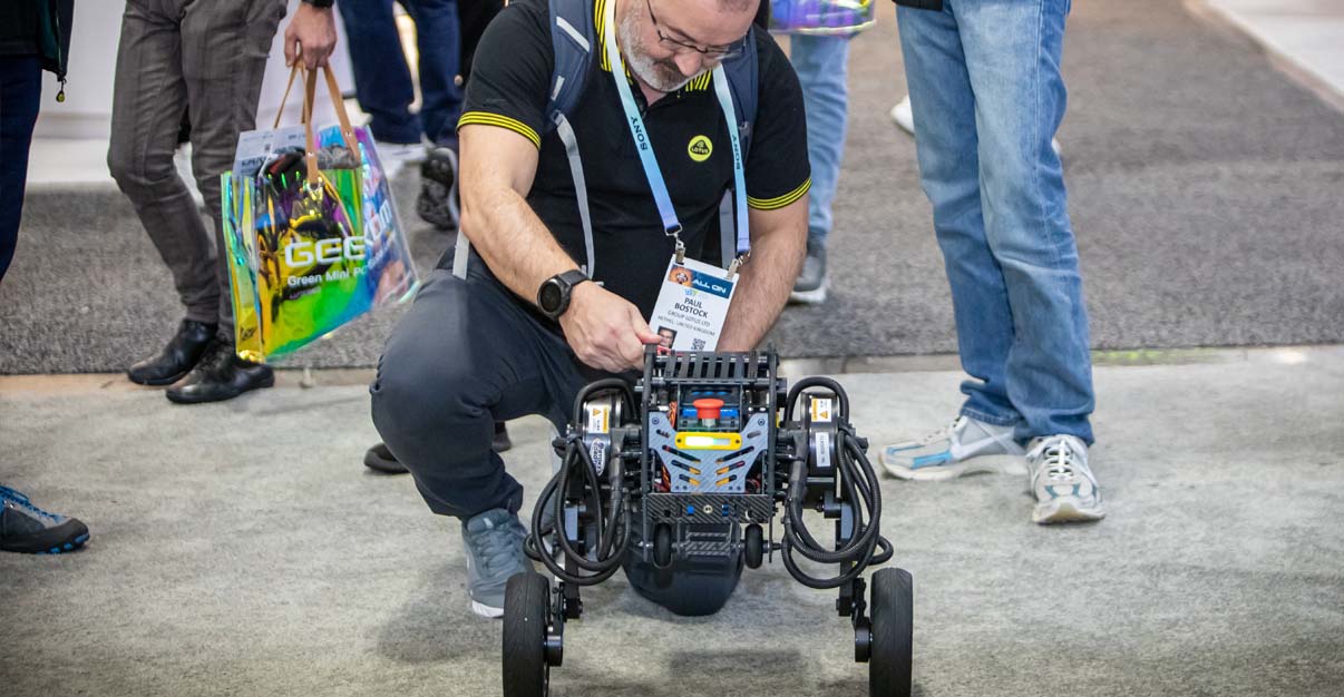 双轮足机器人闪耀 CES 2024，从科研实验室、工业场景走向家用场景，或成为未来机器人趋势